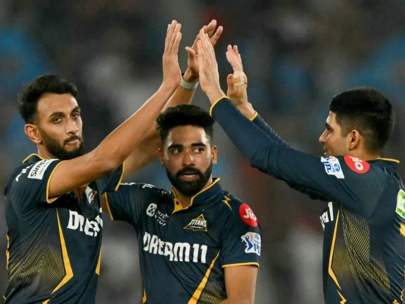 prasidh krishna celebrating a wicket with team members