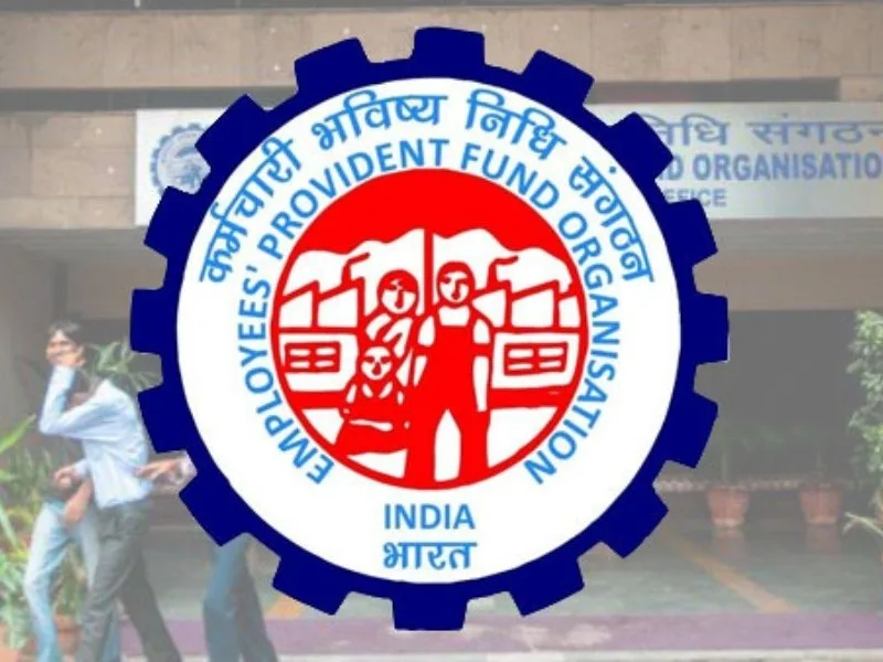 Employee checking PF balance using EPFO’s new missed call service