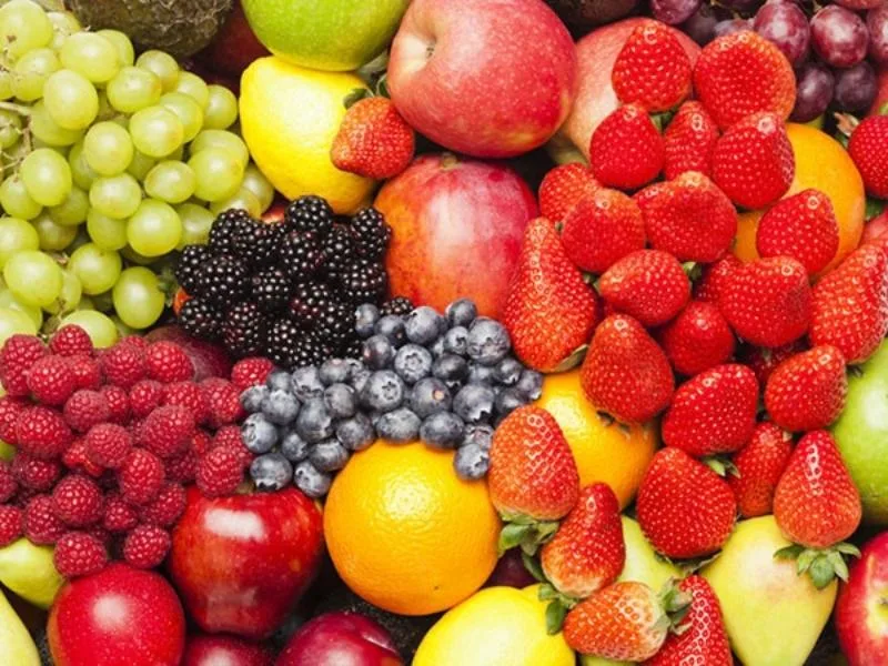 Colorful fruit bowl with expert tips for optimal fruit consumption timing