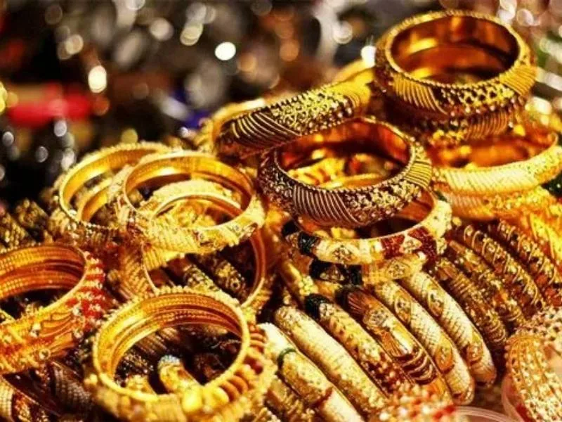 Customers at a Vijayawada jewellery store reacting to gold price surge in India, 2025