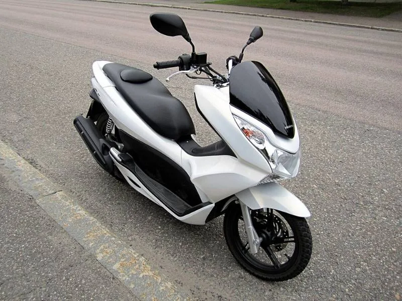 Close-up of Honda PCX 125 semi-digital instrument cluster with gear indicator