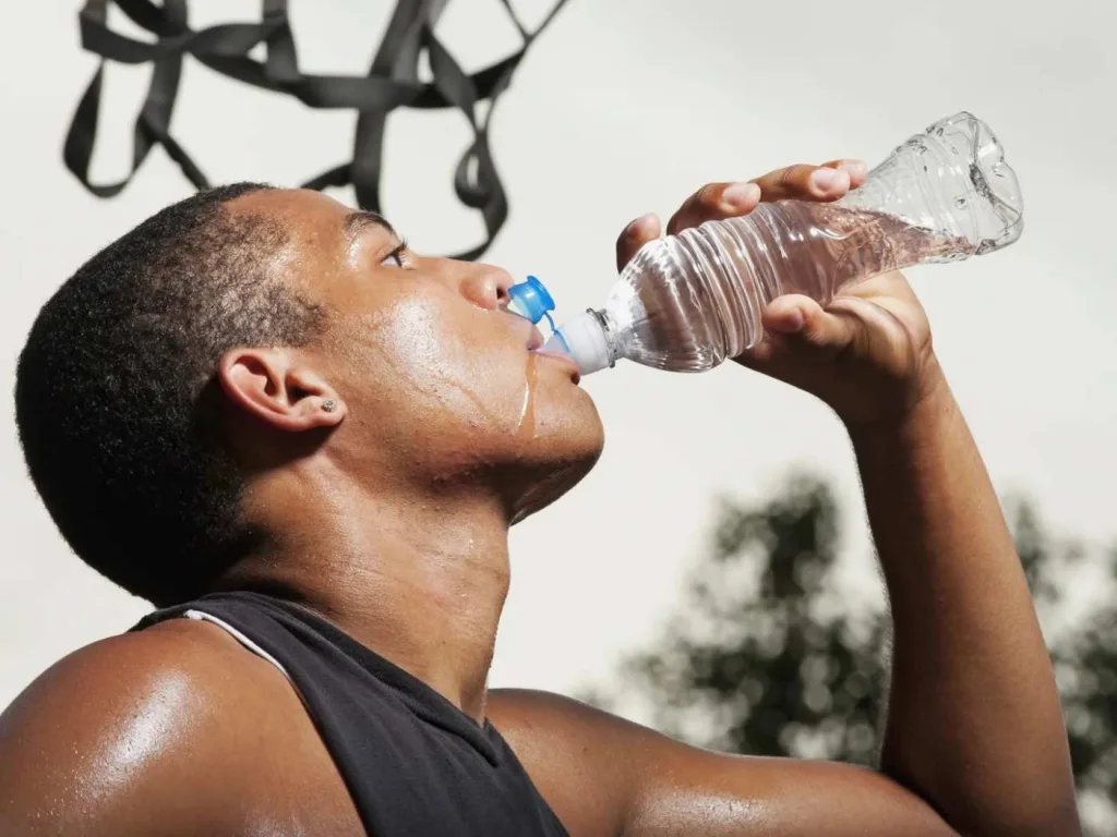 Electrolyte drink as a safe hydration alternative in 2025