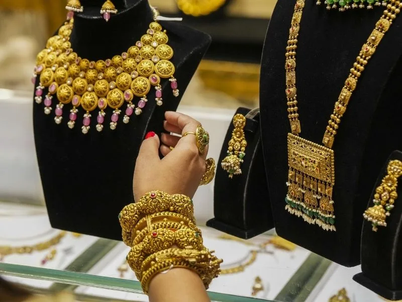 MCX Gold June contract rates drop to ₹94,477 in May 2025, reflecting market trends