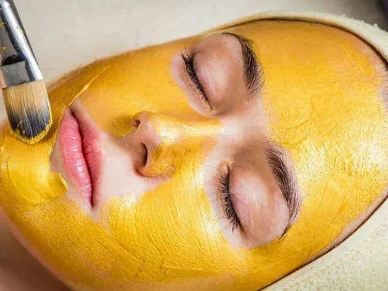 Tomato and honey mask applied for brightening skin in summer 2025