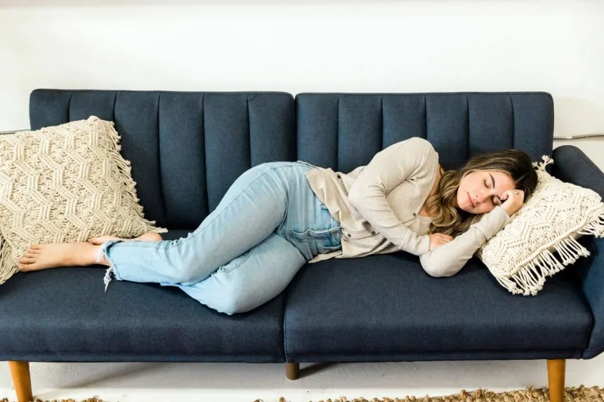 Person feeling sleepy after lunch in 2025, highlighting afternoon fatigue