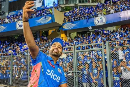 Rohit Sharma taking Selfie with Mumbai Indians Fans