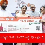 Senior citizen downloading Ayushman Vay Vandana Card on mobile app, India 2025