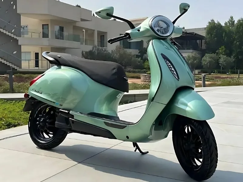 Close-up of Bajaj Chetak 3501 5-inch TFT digital display with smartphone connectivity