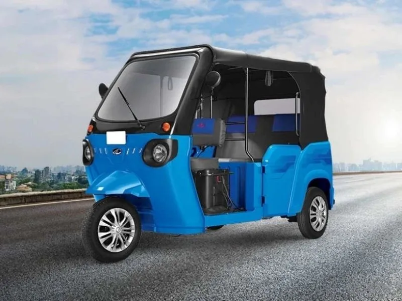 Bajaj RE E-TEC 9.0 cabin with digital instrument cluster