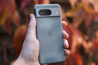 Google Pixel 8 smartphone on display with a promotional banner for a Rs.16,000 discount sale at Reliance Digital.