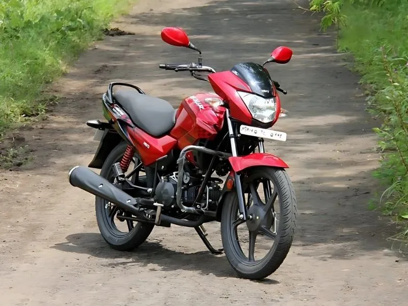 Close-up of Hero Glamour XTEC digital instrument cluster with Bluetooth connectivity and fuel gauge