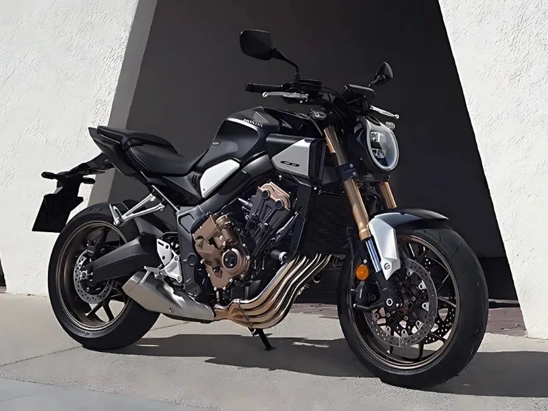 Close-up of Honda CB650R 5-inch TFT digital instrument cluster with RoadSync connectivity