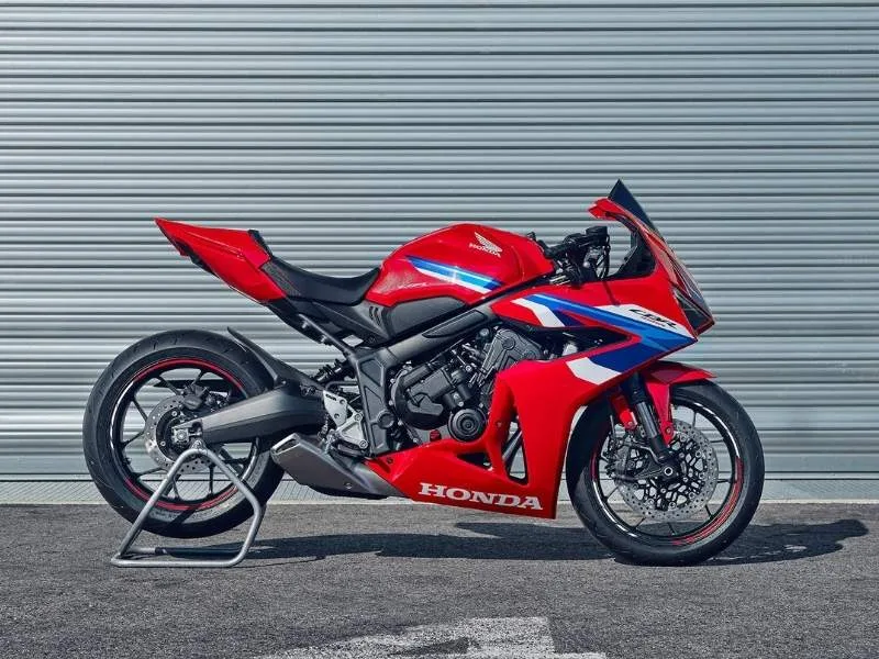 Close-up of Honda CBR650R 5-inch TFT digital instrument cluster with RoadSync connectivity