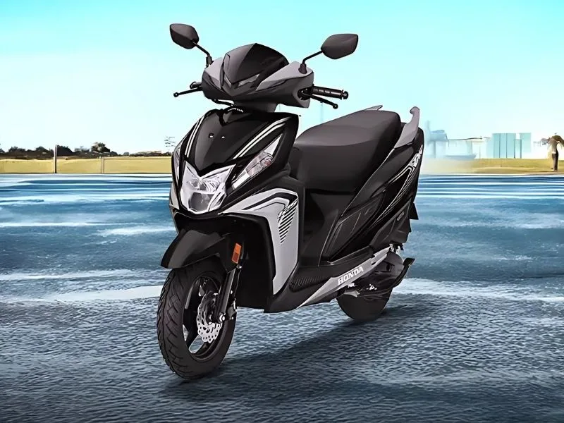 Close-up of Honda Dio 125 4.2-inch TFT instrument console with smartphone connectivity