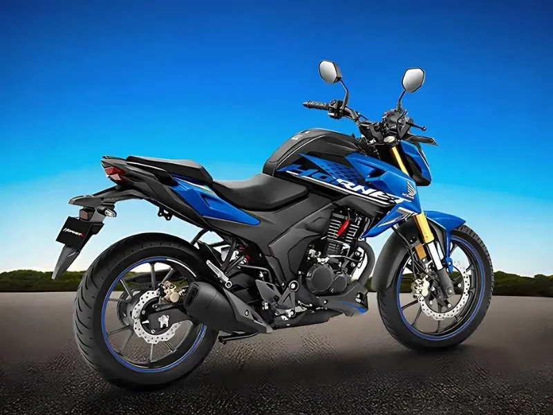 Close-up of Honda Hornet 2.0 4.2-inch TFT digital instrument cluster with RoadSync connectivity