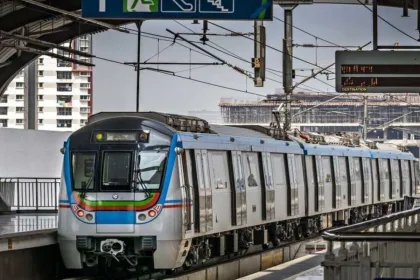Crowded platform at Bharat Nagar Metro station during technical glitch in Hyderabad, 2025