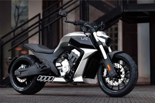 Keeway Benda LFC 700 with futuristic cruiser design