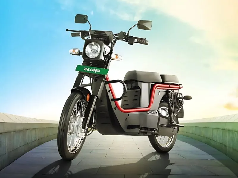 Digital instrument cluster of Kinetic E-Luna 2025, displaying speed and battery level for practical riding