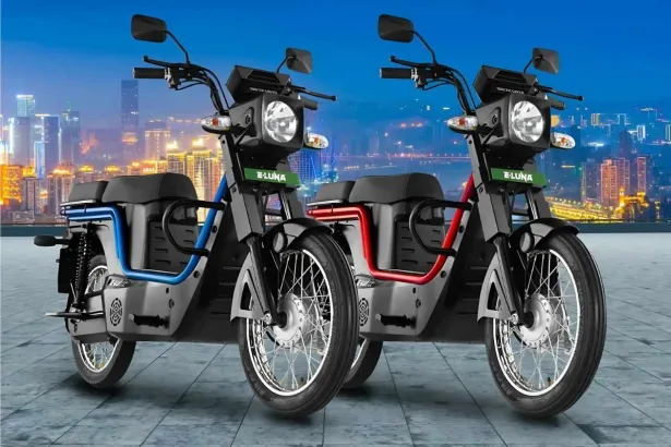 Kinetic E-Luna 2025 in Night Star Black, showcasing retro-modern electric bike design for Telugu commuters