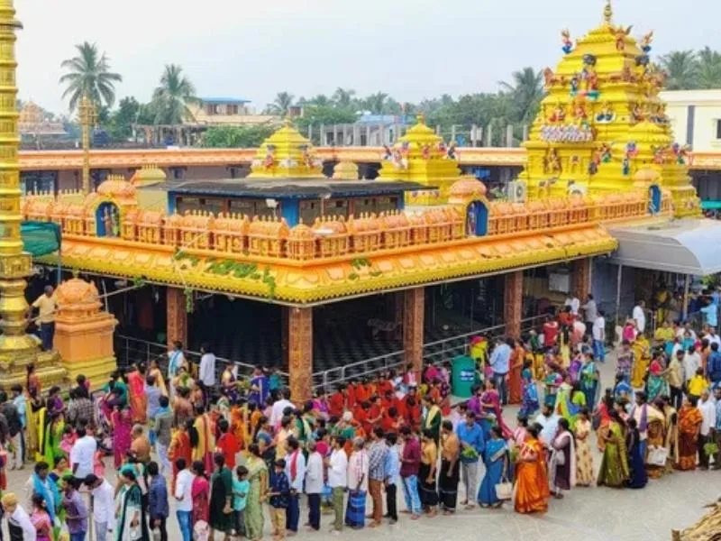 Devotees praying at Vadapalli Venkateswara Swamy Temple by Godavari in 2025