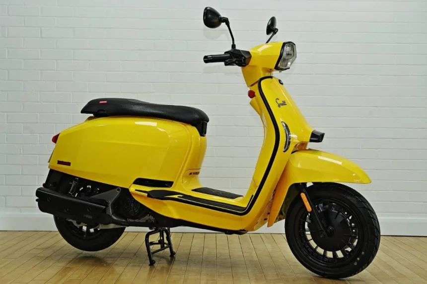 Lambretta V125 with retro-modern scooter design