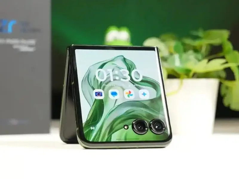Motorola Razr 60 Ultra 7-Inch pOLED Display 2025