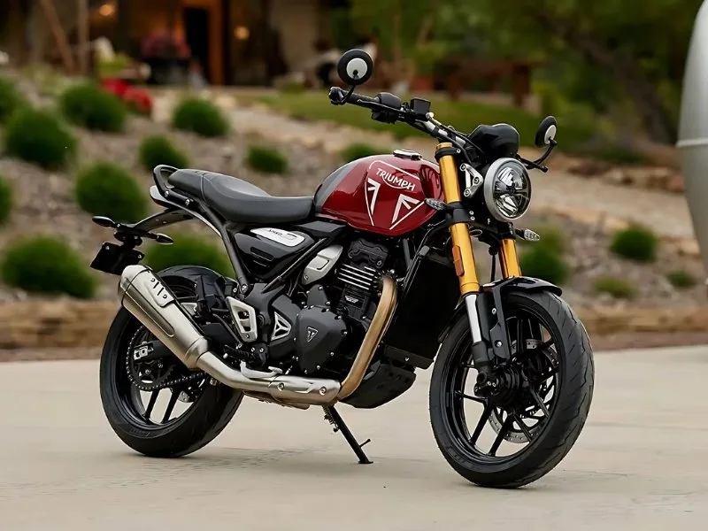 Instrument cluster of Triumph Speed 400 2025 with semi-digital display for a premium riding experience