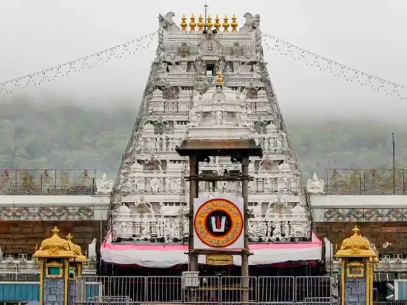 Vaikuntham Queue Complex at Tirumala with devotees awaiting Srivari darshan in 2025