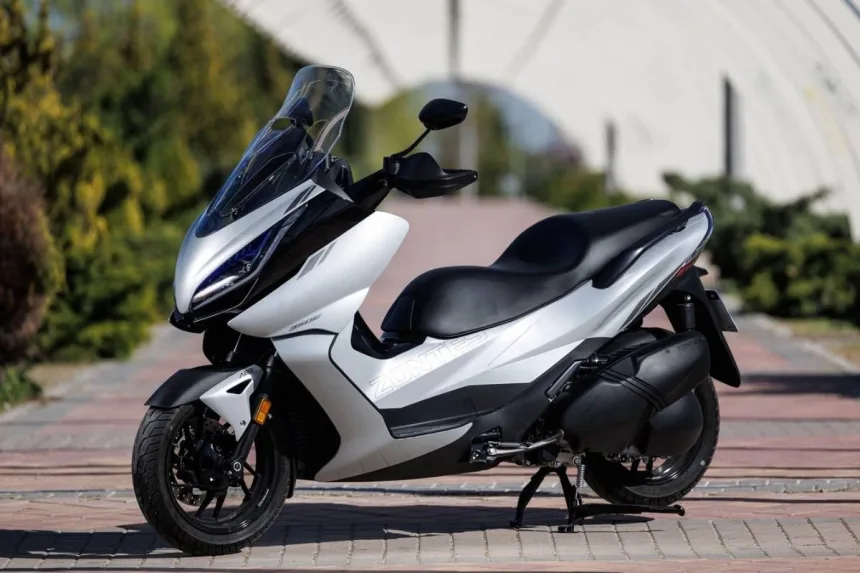 Zontes 350E with stylish maxi-scooter design