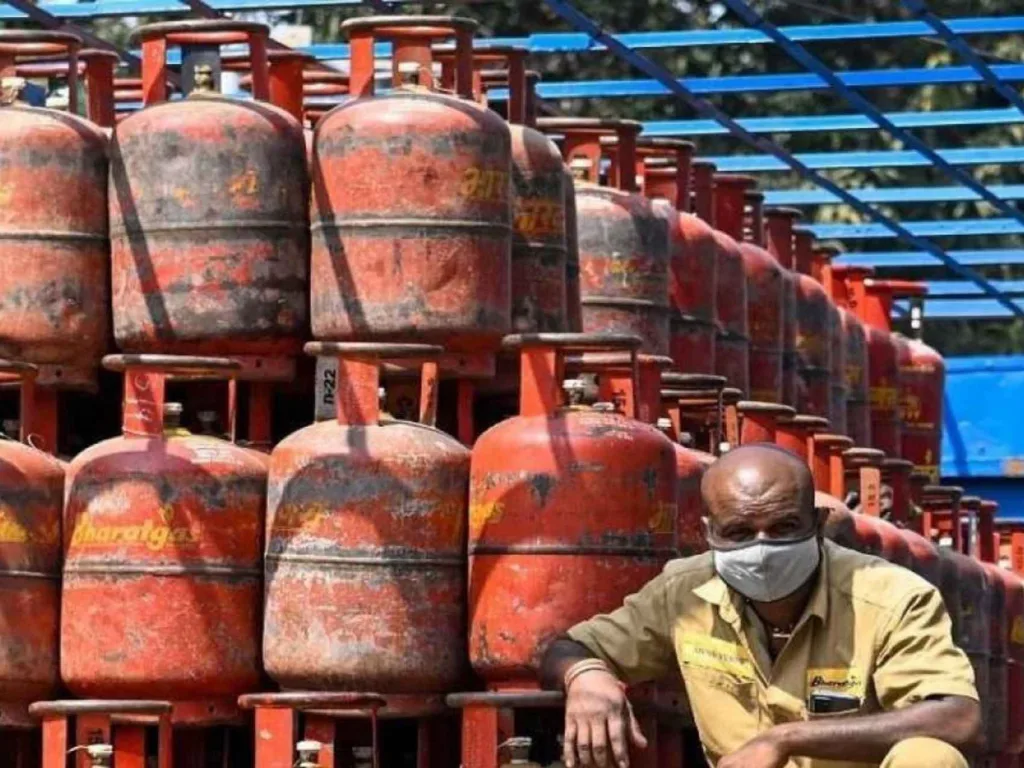 Gas agency officials inspecting cylinders at a hotel in Guntur for misuse in 2025