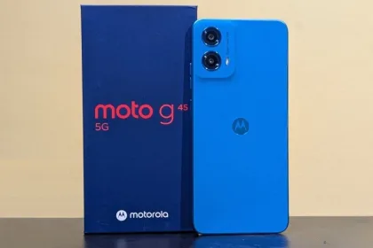 Moto G45 5G smartphone showcasing its vegan leather design in a tech store in 2025