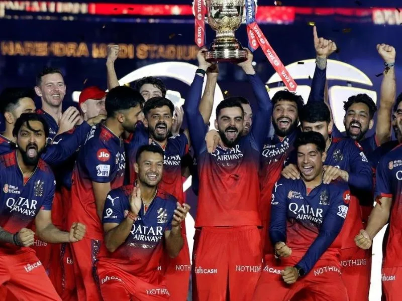 Virat Kohli waving to fans during RCB’s IPL 2025 victory parade in Bengaluru.