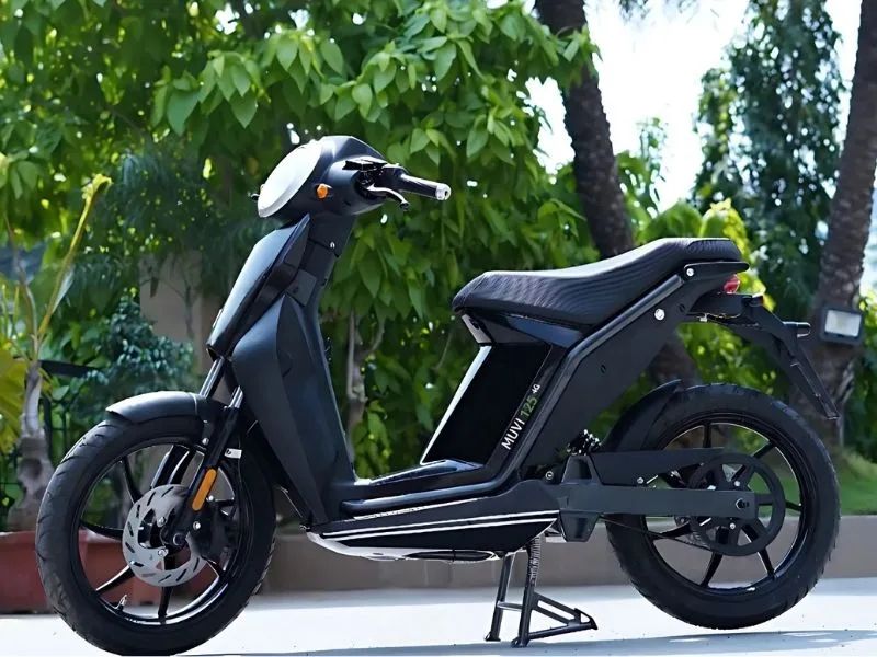 Digital instrument cluster of Acer MUVI 125 4G e-scooter 2025 with smartphone integration, enhancing modern commuting experience
