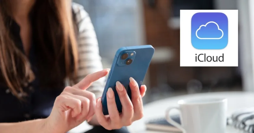 user checking Apple iCloud Mail outage status on smartphone, India 2025