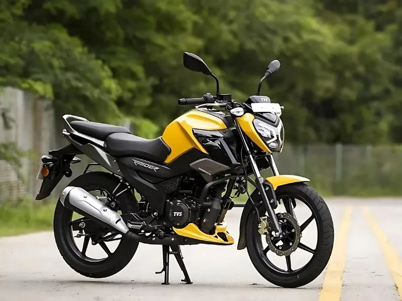 Digital instrument cluster of Bajaj Freedom 125 CNG 2025, featuring Bluetooth for eco-friendly mileage riding