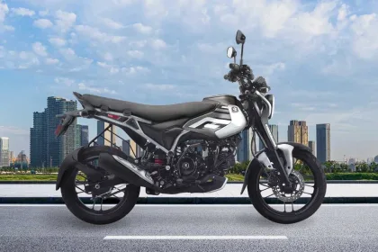 Bajaj Freedom 125 2025 in Pewter Black, showcasing the world’s first CNG motorcycle design for Telugu eco-conscious riders