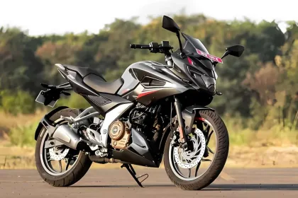 Bajaj Pulsar F250 2025 in Black Carbon, showcasing sporty motorcycle design with semi-fairing for Indian riders