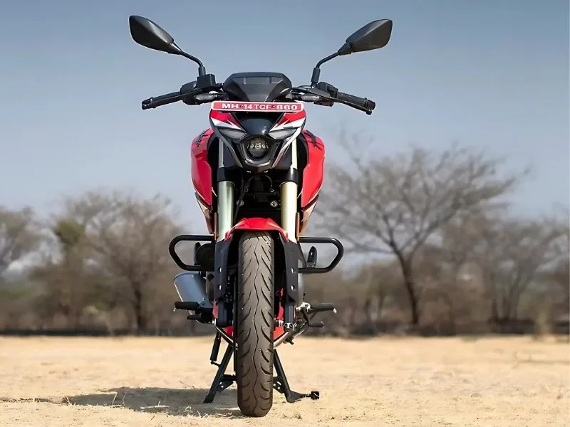 Digital instrument cluster of Bajaj Pulsar N250 2025 with Bluetooth connectivity, enhancing modern biking experience
