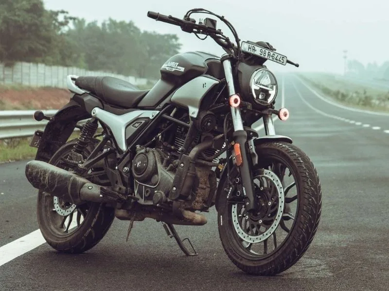 4.2-inch TFT display of Hero Mavrick 440 2025 with Bluetooth connectivity, enhancing modern biking experience