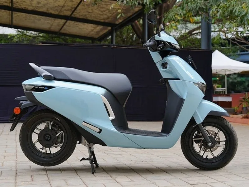 2025 Honda Activa e: LCD display with RoadSync Duo connectivity features