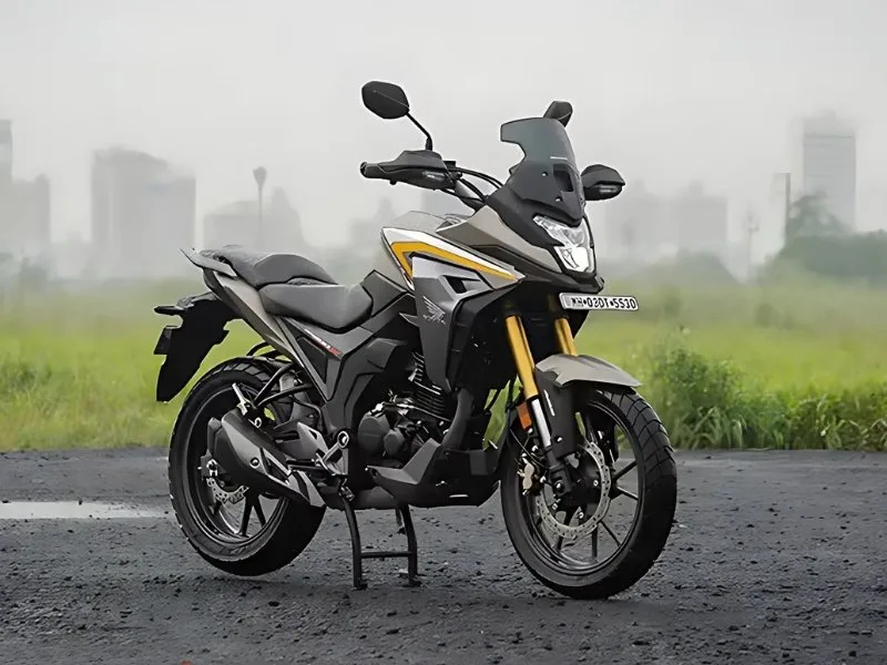 Full digital instrument console of Honda CB200X 2025 with LED illumination, enhancing adventure biking experience
