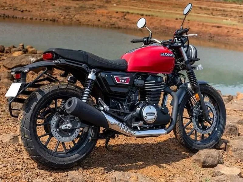 Semi-digital instrument cluster of Honda CB350 2025 with Bluetooth connectivity, enhancing retro biking experience