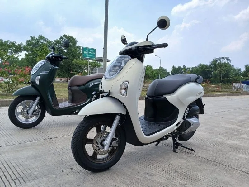 2025 Honda Scoopy LCD instrument cluster with fuel economy and eco indicator