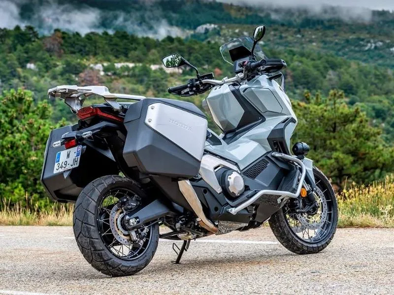 2025 Honda X-ADV 5-inch TFT display with Honda RoadSync connectivity
