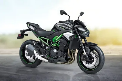 Kawasaki Z900 2025 in Ebony/Metallic Carbon Gray, showcasing aggressive Sugomi superbike design for Indian riders