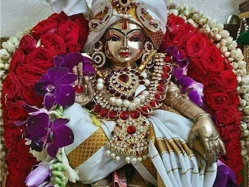 Makara Jyothi illuminating Sabarimala during Makar Sankranti, a divine sight for Ayyappa devotees in 2025.