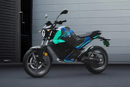 Oben Rorr EZ electric motorcycle 2025 in black color on Andhra Pradesh street
