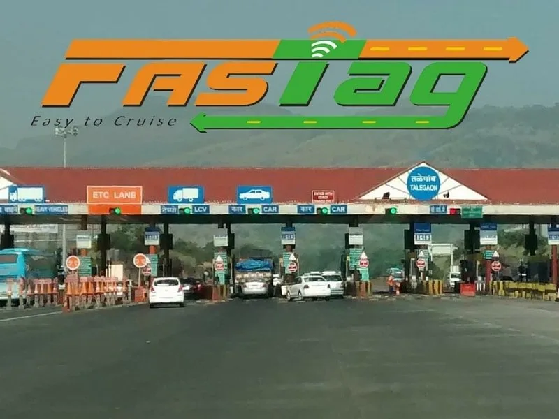 FASTag scanner at a toll plaza, part of the Rs 3,000 Annual Pass system for seamless highway travel in 2025.