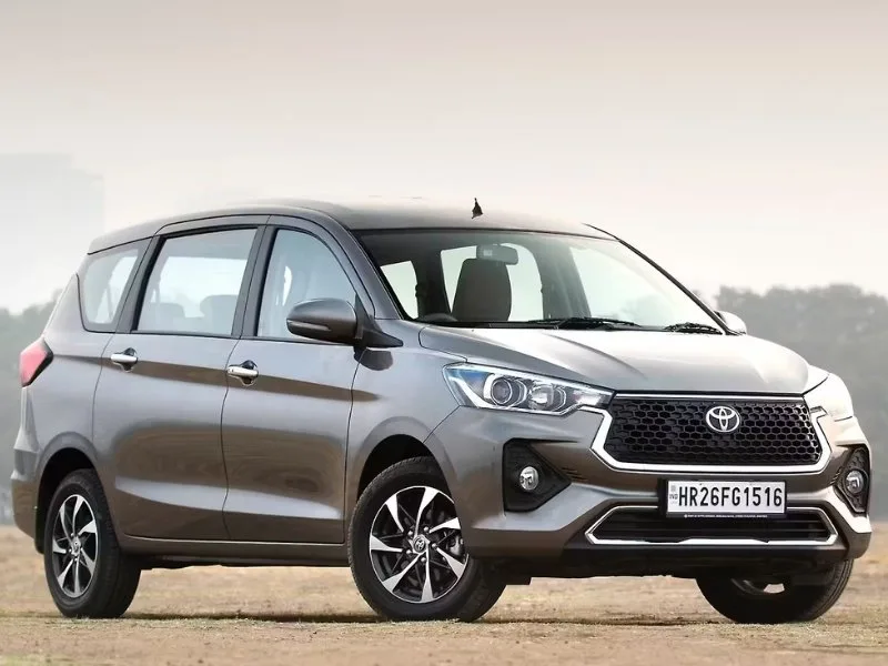 7-inch touchscreen infotainment of Toyota Rumion 2025 with Apple CarPlay, enhancing family driving experience