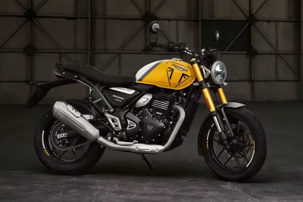 Triumph Speed 400 2025 with classic roadster design and retro styling for urban riding